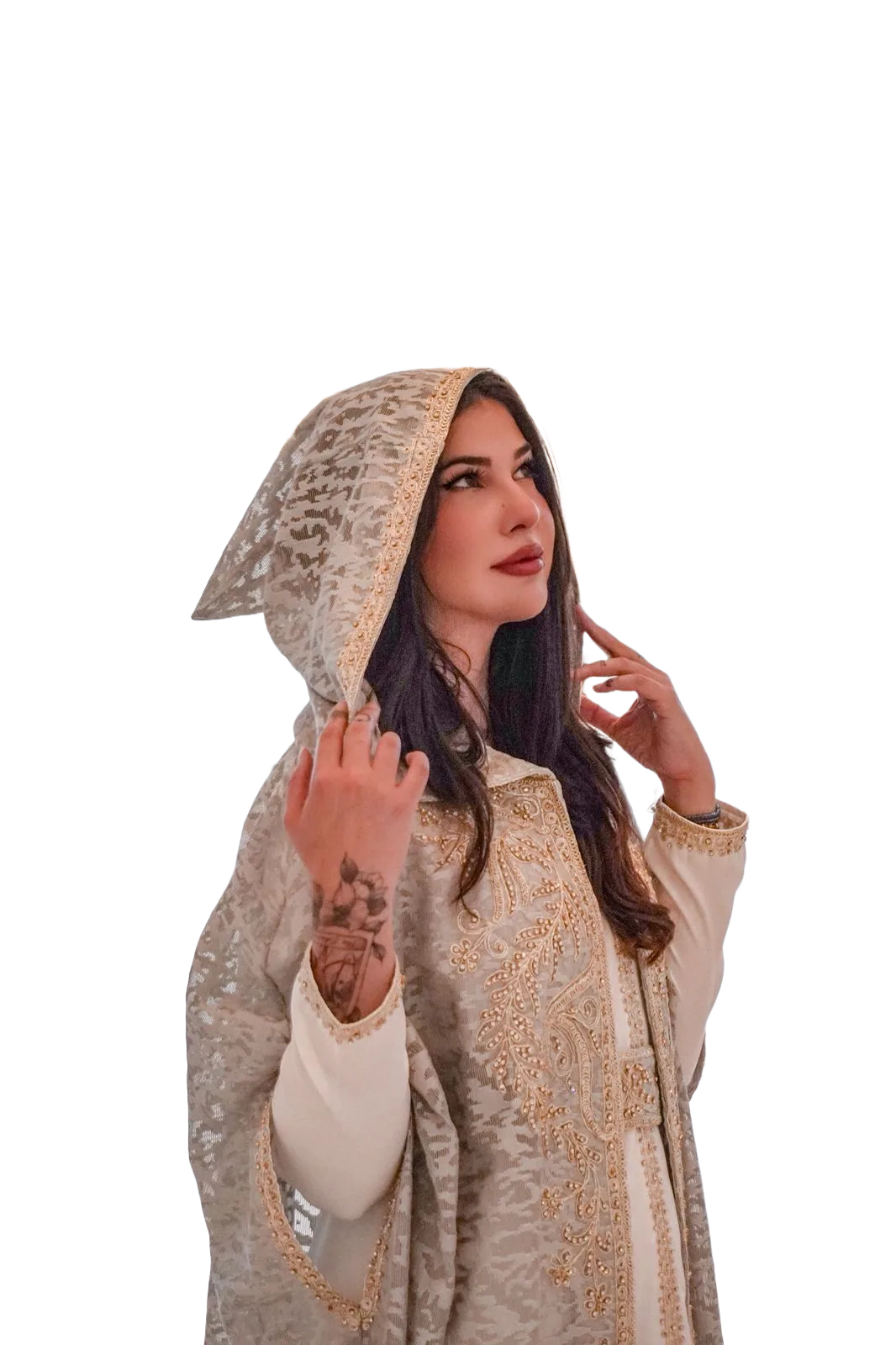 Andreza, taróloga do D'Arc Tarot, com manto bordado