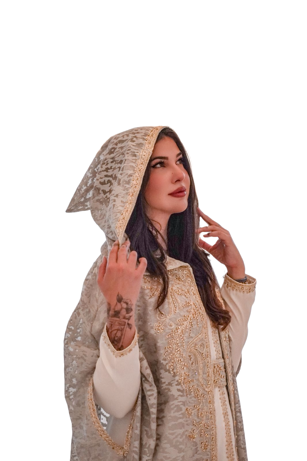 Andreza, taróloga do D'Arc Tarot, com manto bordado